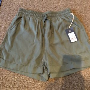 *NEW WITH TAGS* Mid-Rise Utility Shorts - Olive XS